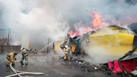 Пожар 20 марта в двух павильонах на рынке в Аксайском районе Ростовской области