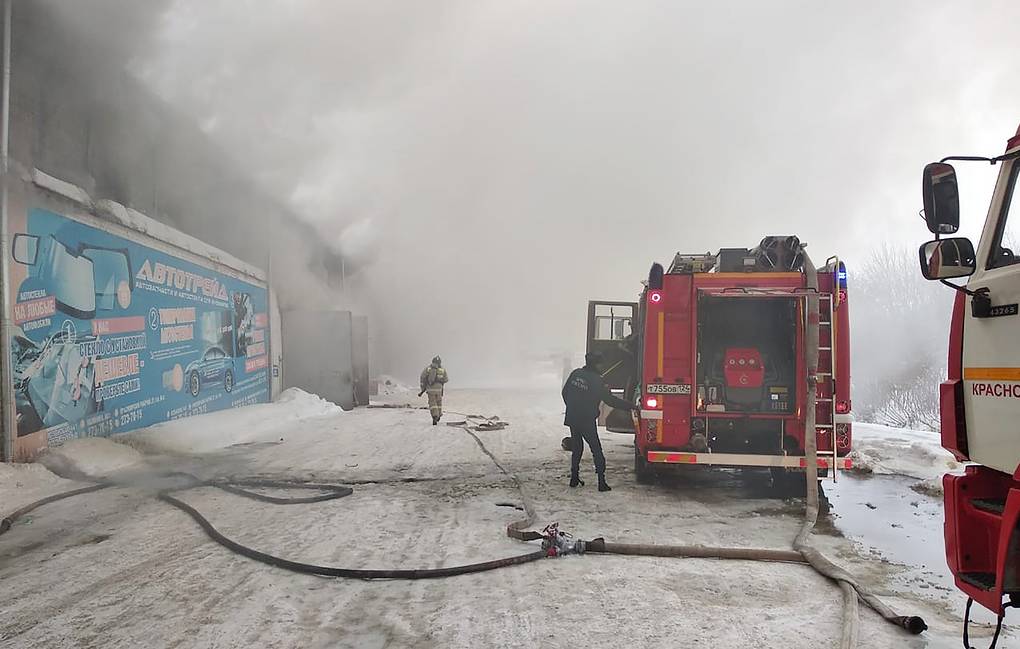 Пожар 3 февраля в здании склада автозапчастей в Красноярске