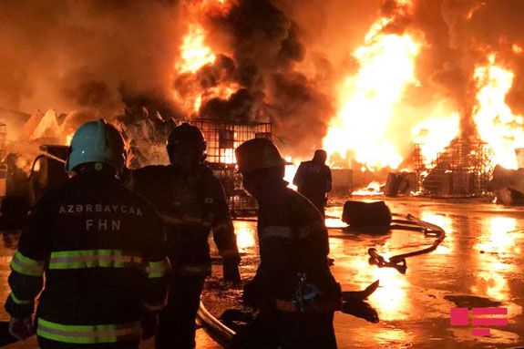 Пожар 5 июля на лакокрасочном заводе Sobsan в Бинагадинском районе Баку