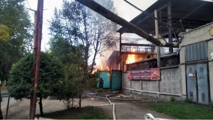 Пожар 14 июля</b> в ангаре с древесиной в Челябинске на улице Кожезаводской