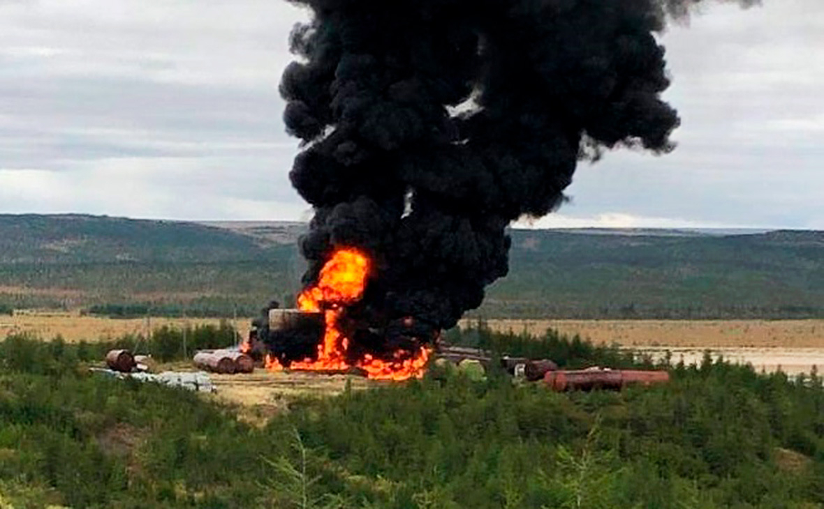 Пожар 20 августа на нефтяном хранилище в Анабарском районе Якутии