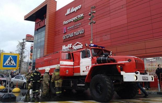 Пожар 16 октября на территории торгового центра "Красный кит" в подмосковных Мытищах