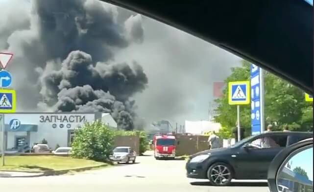 Пожар 11 июля на территории магазина автозапчастей в Краснодаре