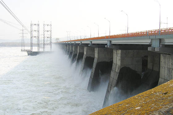 Жигулевская ГЭС. Сброс воды во время паводка.